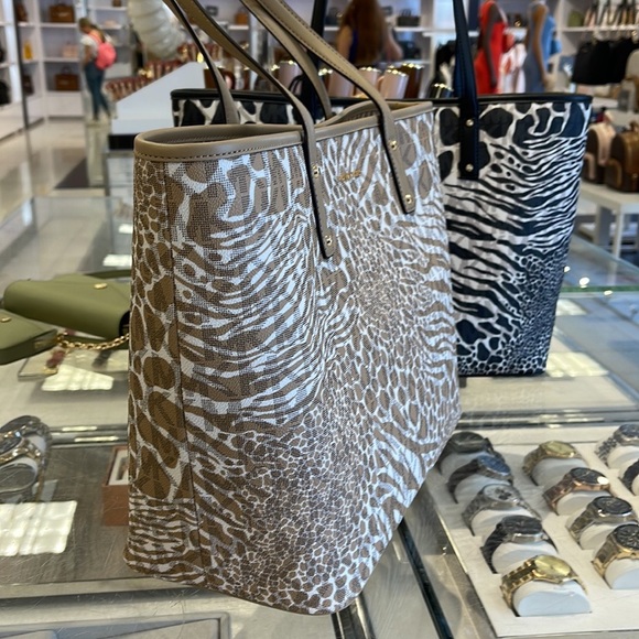 Michael Kors, this Carter Signature Animal Print Semi Lux Open Tote Handbag 
NWT - Picture 13 of 16